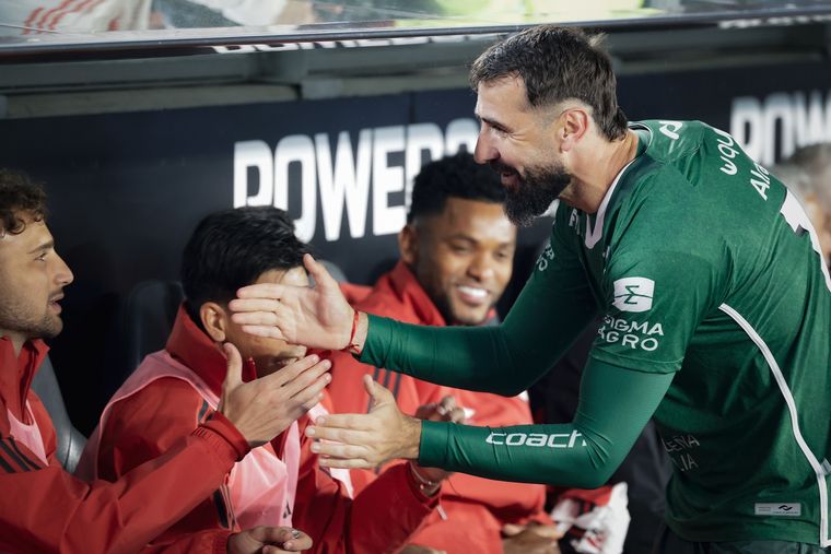 Lucas Pratto se fue de Sarmiento sin convertir un gol.