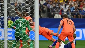 Bart Verbruggen, Jan Paul van Hecke, Micky van de Ven, de Países Bajos, y Daizen Maeda de Japón (en el suelo) en acción durante el partido de la fase de grupos de la Copa Mundial de la FIFA 2026.&nbsp;