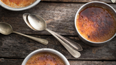 Receta casera de crème brûlée de dulce de leche para lucirte sin esfuerzo. Receta casera de crème brûlée de dulce de leche para lucirte sin esfuerzo.