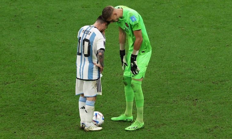 Andries Nuppert quiso intimidar a Lionel Messi. Foto: Twitter