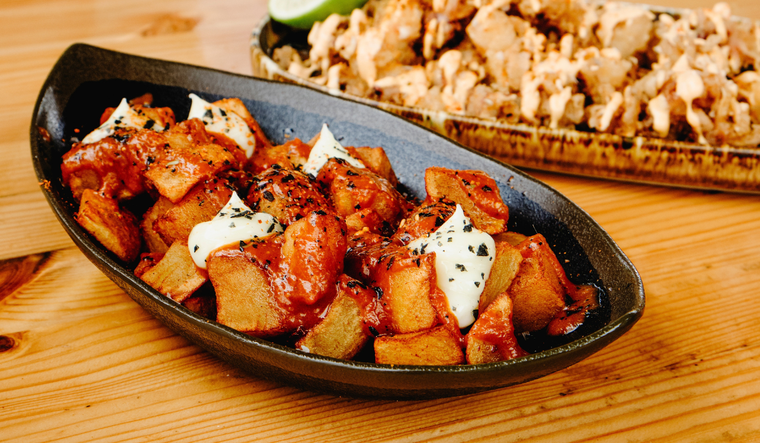 La receta de patatas bravas cambia según la región, variando el nivel de picante de la salsa. La receta de patatas bravas cambia según la región, variando el nivel de picante de la salsa.