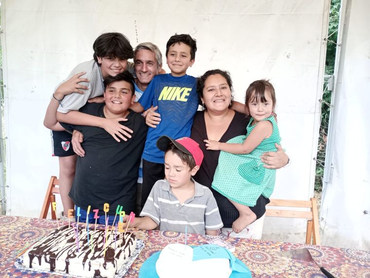 Miagros junto a su familia, su esposo Francisco y sus hijos, Pedro, Emilio, Carmelo, Toribio y María Pía. Foto: Gentileza