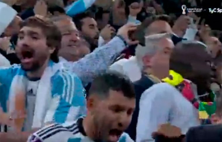 Agüero explotó tras el último penal, ¡como un hincha más en la tribuna!