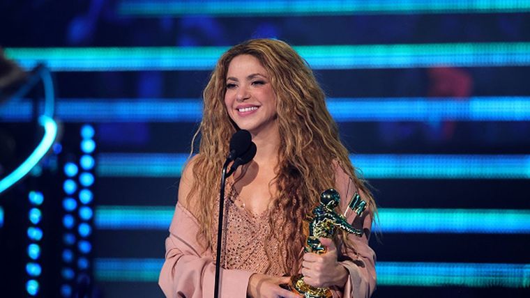 Shakira deslumbró con un vestido estilo griego.