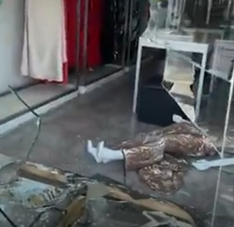 Rompieron un blindex y robaron en el local del diseñador Ariel Quintana Foto: Captura de video