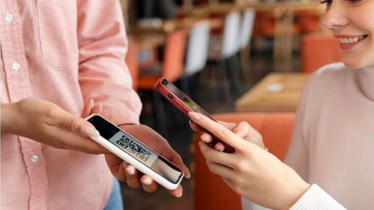 Para mediados de noviembre, los comercios deberán adecuar un mecanismo para que sus dependientes puedan recibir la propina de con tarjeta de crédito, debito o billetera virtual. Foto: Archivo MDZ