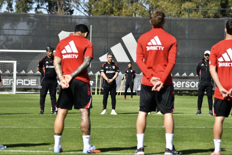El plantel de River, encabezado por Marcelo Gallardo, realizó un minuto de silencio en memoria de Miguel Ángel Russo.