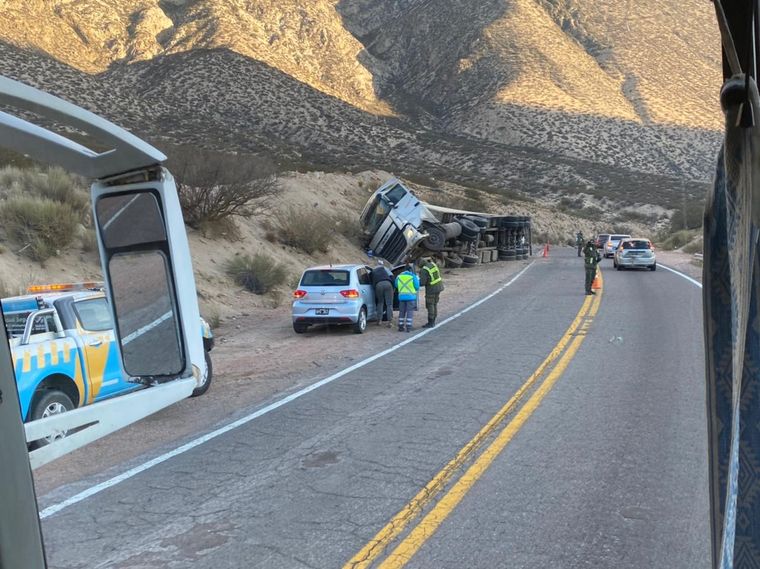 Uno de los camiones que volcó en Potrerillos Foto: Gentileza Marcelo Ortíz.