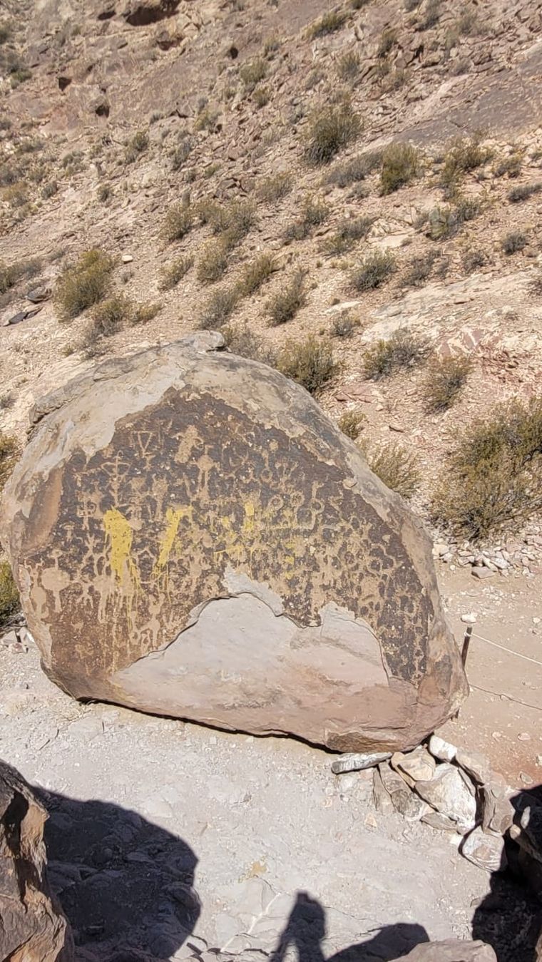 En la próxima etapa, planean intervenir los petroglifos huarpes afectados por el vandalismo. En la próxima etapa, planean intervenir los petroglifos huarpes afectados por el vandalismo.