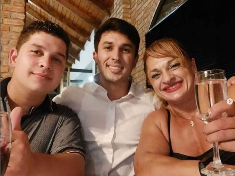 Alejandro (centro) es uno de los hijos de la Locomotora y sostiene que la denuncia no tiene sustento.