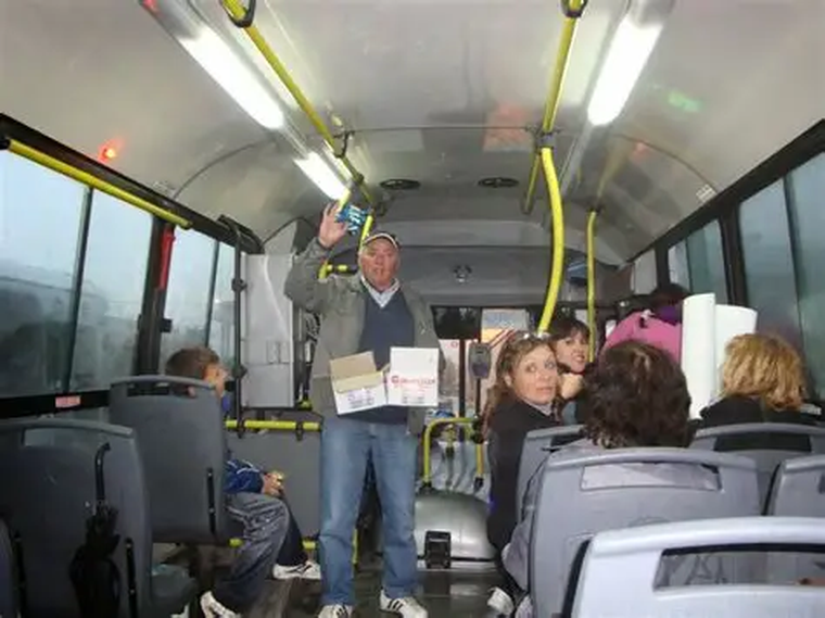 Un vendedor callejero tiene a veces 3 minutos de atención de alguien que viaje en el transporte público Un vendedor callejero tiene a veces 3 minutos de atención de alguien que viaje en el transporte público