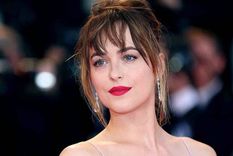 El atrevido escote del vestido nude de Dakota Johnson del que habló todo el mundo