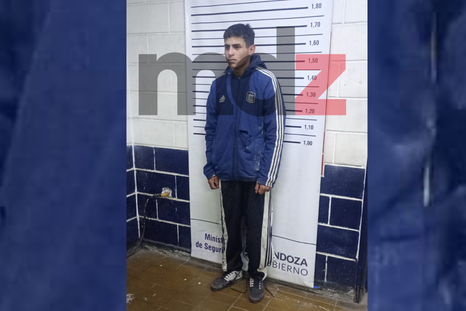 El sospechoso fue detenido tras una intensa persecución en Las Heras, donde además fue secuestrada una motocicleta. El sospechoso fue detenido tras una intensa persecución en Las Heras, donde además fue secuestrada una motocicleta.