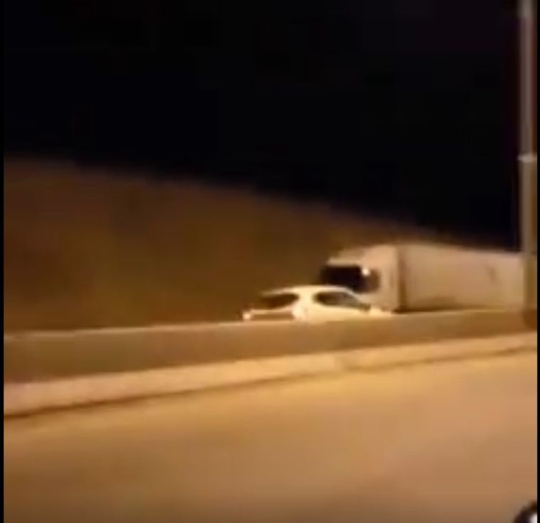 El video fue filmado por otro automovilista