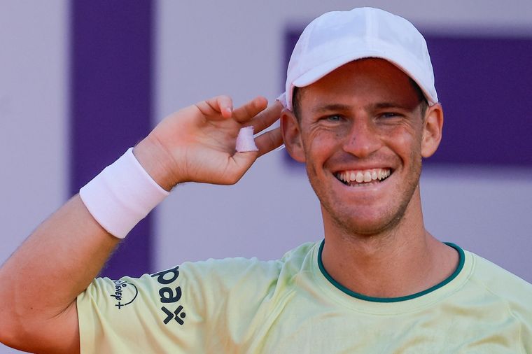 El Peque, campeón en el Argentina Open 2021, le ganó al chileno en tres sets y pasó a octavos de final. Mañana enfrentará al español Pedro Martínez (41°). Foto: EFE