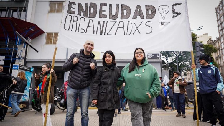 Fernando Moyano junto a las otras dos voceras del grupo, Oriana Fernández y Vanesa Bitocco.