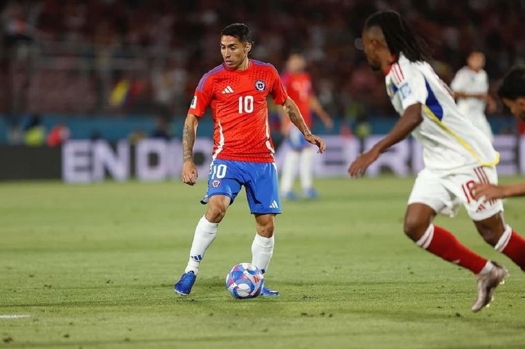 Luciano Cabral con la 10 de la Roja Chilena. Foto: @LaRoja