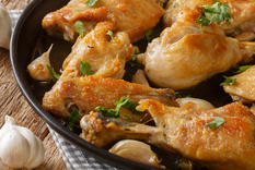 En distintas regiones, esta receta se adapta con hierbas o especias locales.