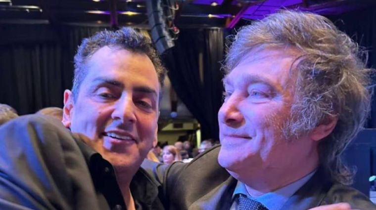 El secretario de Cultura, Leonardo Cifelli, junto a Javier Milei