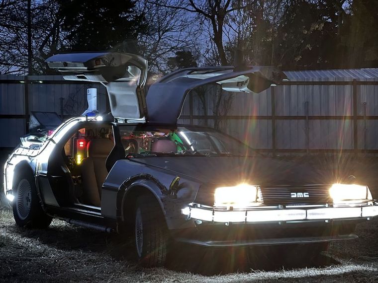DeLorean DMC-12 El auto es idéntico al de Volver al Futuro.