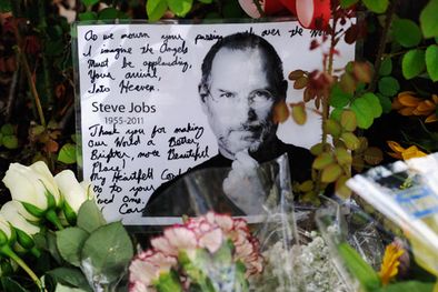 MDZol | Ofrenda depositada frente a una tienda de Apple en Estados Unidos.