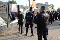 Policías durante el reclamo que se realizó el jueves en el establecimiento educativo. Foto: ALF PONCE MERCADO / MDZ