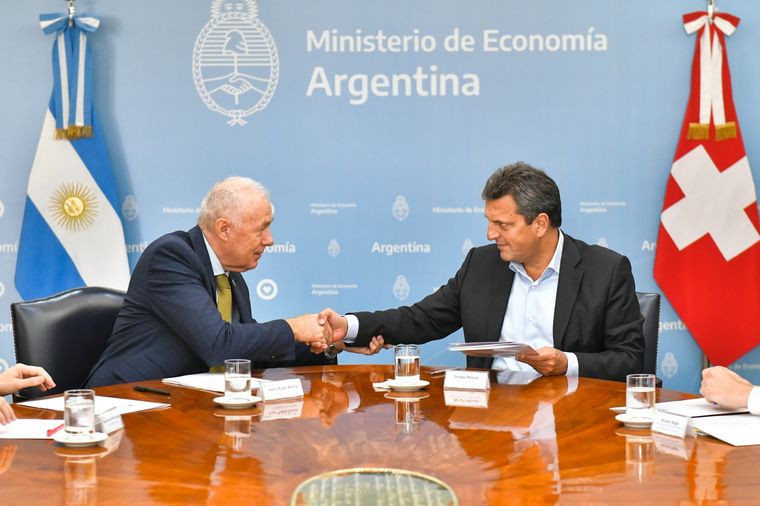 El ministro de Economía, Sergio Massa, estrecha su mano con el embajador de Suiza, Hans Ruedi Bortis, tras la firma del acuerdo. Foto: Noticias Argentinas