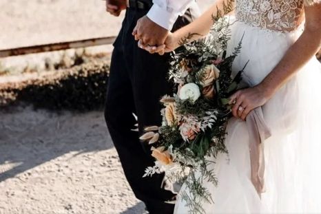 La novia intentó que no se llevaran al hombre