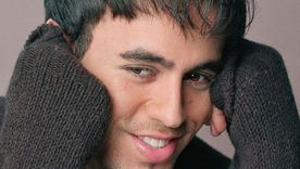 En aquel momento, Enrique Iglesias dio muestra de gran profesionalismo y a pesar del accidente siguió con el show totalmente ensangrentado.