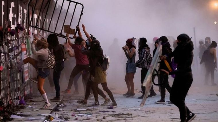 Algunas manifestantes intentaron romper una barrera metálica que se había levantado antes de la marcha Foto: REUTERS