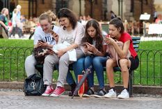 Países Bajos inforrmó que a partir del 1 de enero de 2014 se prohibirá en las aulas el uso de los teléfonos móviles, las tabletas y los relojes inteligentes Foto: archivo