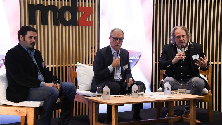 Diego Castro, sommelier cervecero, Rubén Rabanal, director de MDZ, y Marcelo Pelleriti, enólogo mendocino, durante el segundo evento del Ciclo de Charlas MDZ. Foto: Juan Mateo Aberastain/MDZ