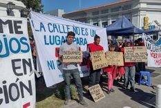 Emmanuel hace once años que vive en la calle. Lava autos en el centro de San Martín y no le alcanza para pagar un alquiler. Foto: Gentileza