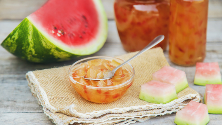 La receta original se hacía con cáscara de sandía, que al cocinarse largo tiempo toma una textura parecida a la del dulce de zapallo. La receta original se hacía con cáscara de sandía, que al cocinarse largo tiempo toma una textura parecida a la del dulce de zapallo.