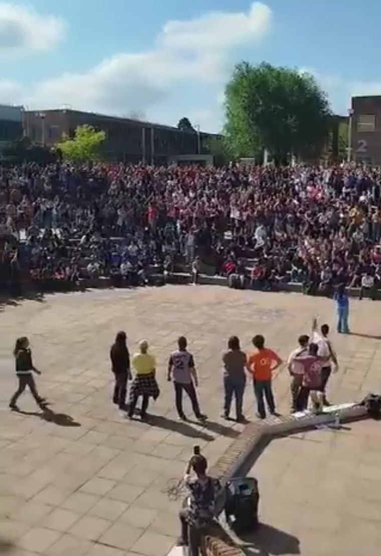 Alumnos de todo el país realizaron asambleas para decidir las medidas de fuerza en contra del veto del Gobierno Foto: Captura de video