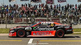 Agustín Canapino llega al GP Coronación con una ventaja considerable y busca su quinta corona en el Turismo Carretera. Agustín Canapino llega al GP Coronación con una ventaja considerable y busca su quinta corona en el Turismo Carretera.