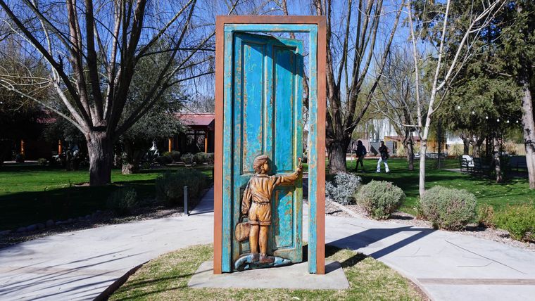 La obra en el ingreso a Lamadrid Estate Wines representa la salida de Guillermo de Cuba a sus 11 años. La obra en el ingreso a Lamadrid Estate Wines representa la salida de Guillermo de Cuba a sus 11 años.