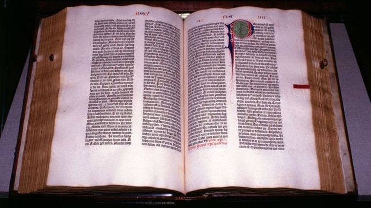 La imprenta y la Biblia de Gutenberg de la década de 1450 marcó un antes y un después en el acceso a la información.