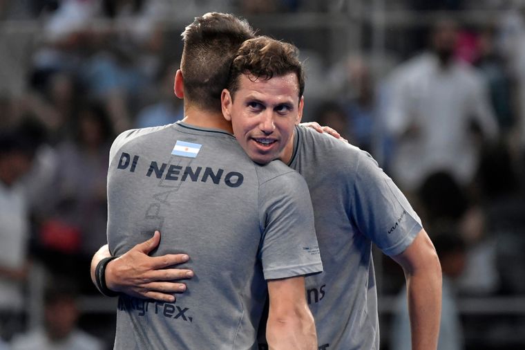 Paquito Navarro, uno de los jugadores que compite tanto en el World Padel Tour como en Premiere Padel, junto a su pareja, el argentino Martín Di Nenno. Foto: Twitter (@premierpadel)