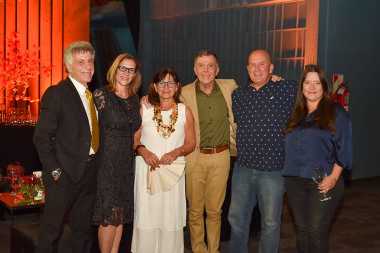 Nicolás Loconte, Adriana Durán, Martha Artaza, Gustavo Schiavi y su esposa Eliana Carrasco. Nicolás Loconte, Adriana Durán, Martha Artaza, Gustavo Schiavi y su esposa Eliana Carrasco.