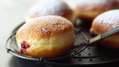 Descubrí la receta de berlinesas rellenas con membrillo al estilo panadería. Descubrí la receta de berlinesas rellenas con membrillo al estilo panadería.