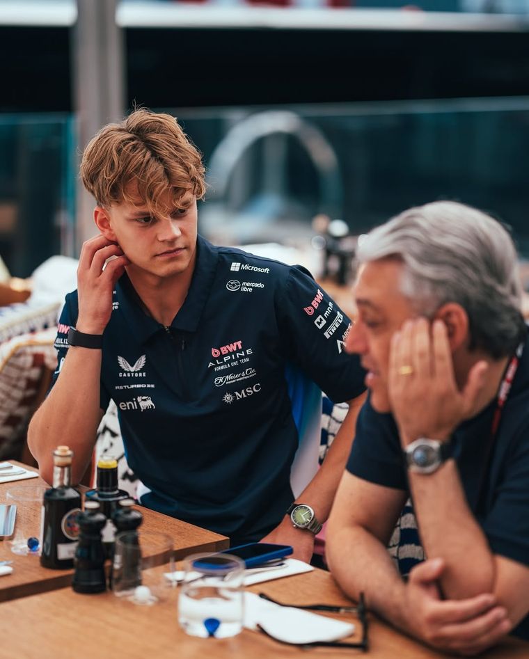 Paul Aron junto al CEO de Renault, Luca De Meo. El test secreto del estonio encendió rumores en redes sociales. Paul Aron junto al CEO de Renault, Luca De Meo. El test secreto del estonio encendió rumores en redes sociales.