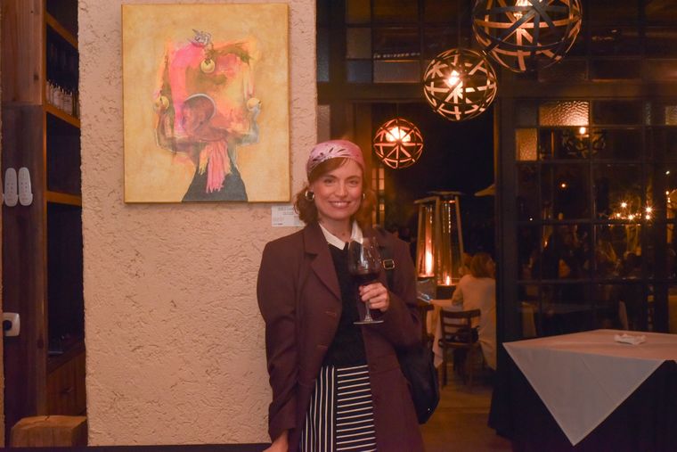 Abril Moya Zárate posó junto a la obra Abril Moya Zárate posó junto a la obra