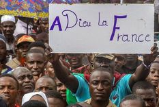 Adiós Francia, dice un cartel sostenido por un manifestante a favor del golpe en Níger. Foto: REUTERS