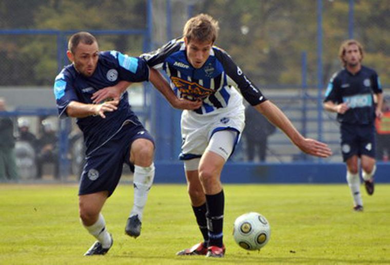 Martín Gómez lucha por el balón con Jonathan Schunke. Foto: Archivo