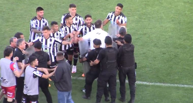 Los incidentes con los jugadores de Estudiantes. Foto: Captura