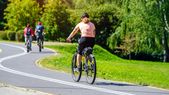 Cada vez son más las personas que eligen andar en bicicleta como actividad física. Cada vez son más las personas que eligen andar en bicicleta como actividad física.