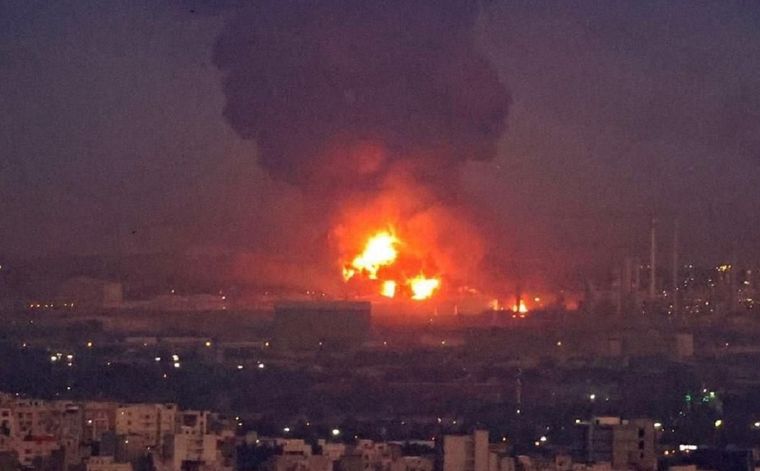 Imagen de una de las explosiones en Irán Foto: X @GabyLob