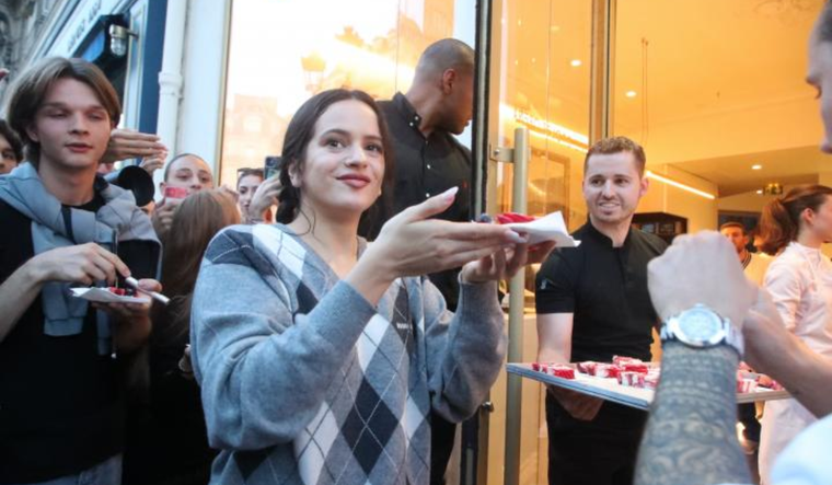 Rosalía tuvo un particular gesto al verse cara a cara con sus fans en un día muy importante para ella. Foto: GTRES