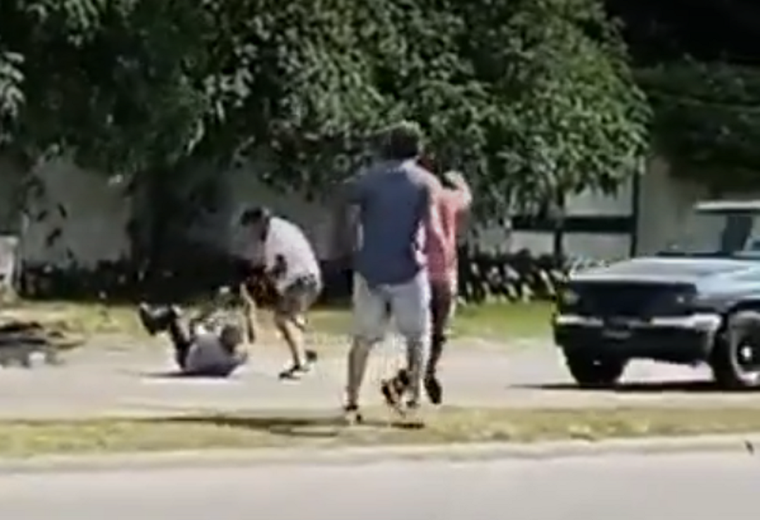 El momento en que el carnicero agredía con un cuchillo a un hombre que estaba en el suelo Foto: Captura de video